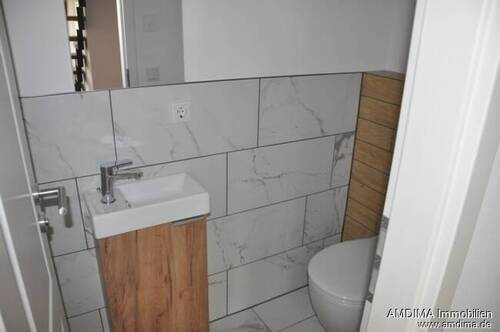 WC und Handwaschbecken - 5 Zimmer Etagenwohnung in Nürnberg