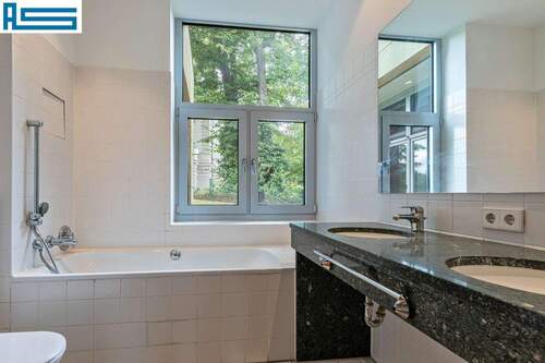 Wannenbad mit Marmorwaschtisch - 