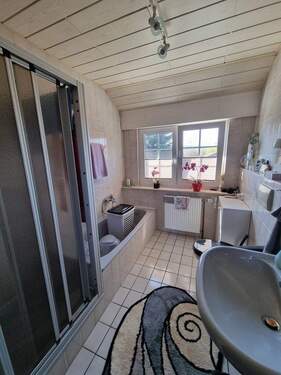 Bad mit Dusche und Badewanne - 