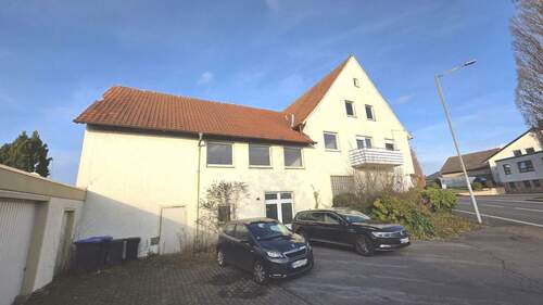 Südseite mit Parkfläche - 