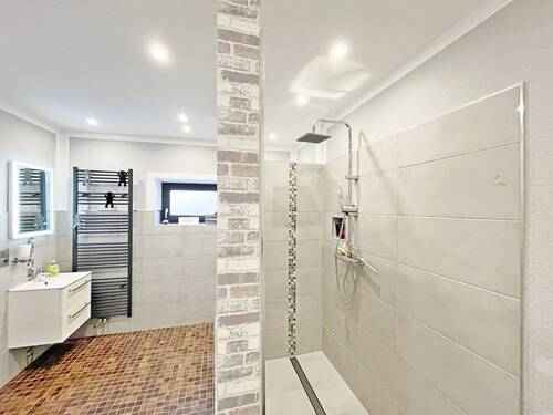Badezimmer mit bodentiefer Dusche ( ELW ) - 