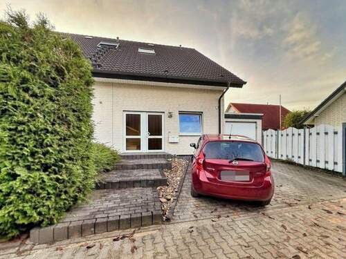 Eingangsseite - 5 Zimmer Reihenendhaus in Herford