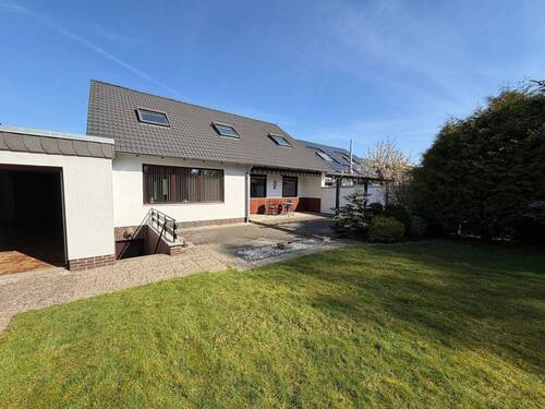 Gartenansicht - 6 Zimmer Mehrfamilienhaus, Wohnhaus zum Kaufen in Wolfsburg