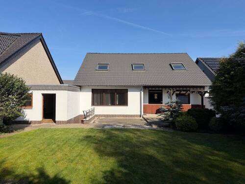 Gartenansicht - 6 Zimmer Mehrfamilienhaus, Wohnhaus in Wolfsburg