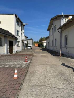 Wirtschaftsgebäude.jpg - 38.000 m² Grundstück mit riesigen Hallen, Wirtschafts-und Bürogebäuden sowie Freiflächen mit insgesamt 11.800 m² + 40.000 € Mieteinnahme