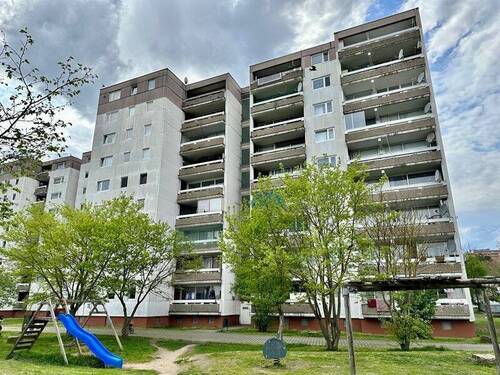 Hausansicht - Top gepflegte 2-Zimmer-Wohnung mit großem Balkon & Stellplatz