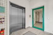 Eingangsbereich mit Aufzug - 
