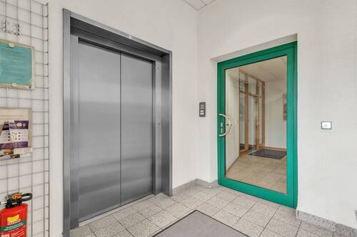 Eingangsbereich mit Aufzug - 