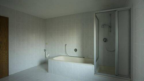 Badewanne und Duschkabine - 