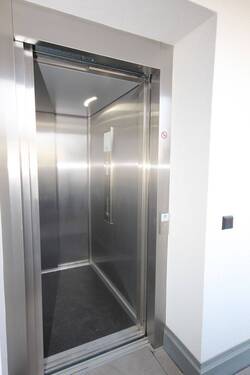 Aufzug zur Tiefgarage - 