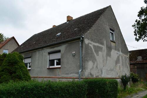 Straßenansicht - Alter Bauernhof mit Wohnhaus und Scheune plus Garten plus Ackerfläche in Neuwustrow