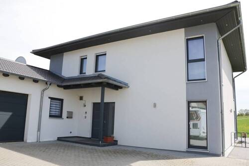 Außen - Modernes Einfamilienhaus mit großer Doppelgarage in Randlage