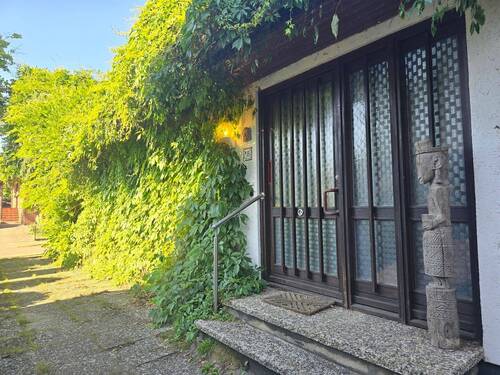 Haustür - Ihr neues Projekt: Einfamilienhaus mit Charme und Möglichkeiten! (AS-1020-82)