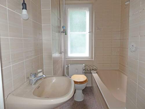 Wannenbad WC Wohnung im OG - 