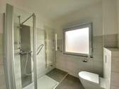 EG: Duschbadezimmer - 7 Zimmer Mehrfamilienhaus, Wohnhaus in Hardegsen
