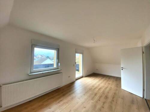 DG: Wohnzimmer mit Ausgang zur Dachterrasse - 