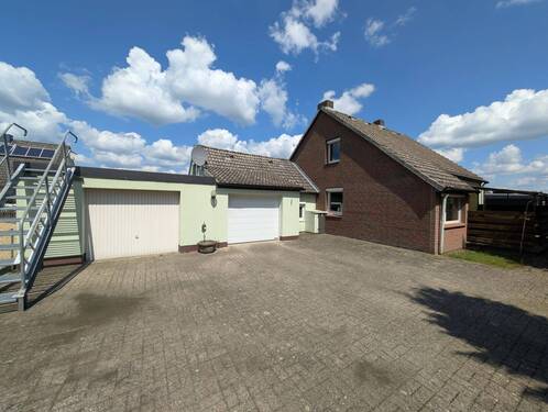 Hof - Garagen - Einfamilienhaus mit 90,00 m² in Celle zum Kaufen
