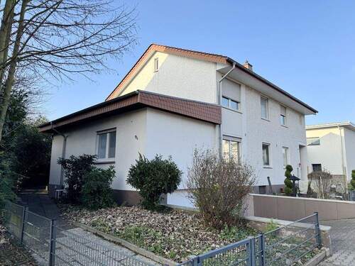 seitliche Front mit Anbau - 8 Zimmer Mehrfamilienhaus, Wohnhaus zum Kaufen in Bünde