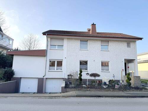 Front mit Garagen - 8 Zimmer Mehrfamilienhaus, Wohnhaus in Bünde