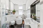 Bad mit Wanne und Dusche - 