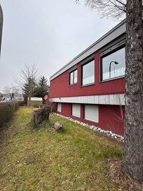 Garten2.jpg - Großzügiges Gewerbehaus mit integrierter Arztpraxis – 300 m² Wohn- und Nutzfläche in Trostberg.