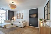 Wohnzimmer Couch+Kamin - 2 Zimmer Etagenwohnung in München- Maxvorstadt