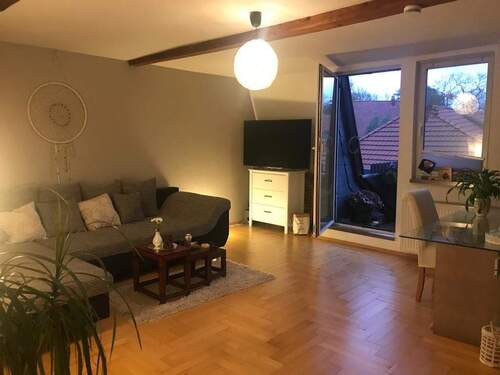 Wohnzimmer mit Zugang zum Balkon - 2 Zimmer Etagenwohnung zur Miete in Bad Langensalza
