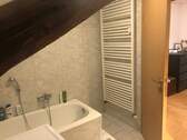 Badezimmer mit Badewanne - 