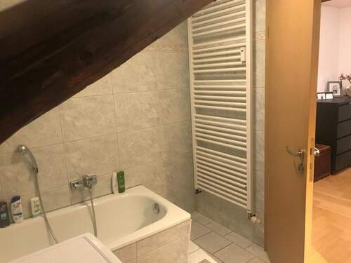Badezimmer mit Badewanne - 