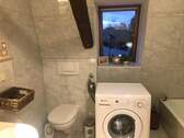 Badzimmer mit Fenster - 
