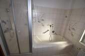 Bad mit Dusche und Wanne - 