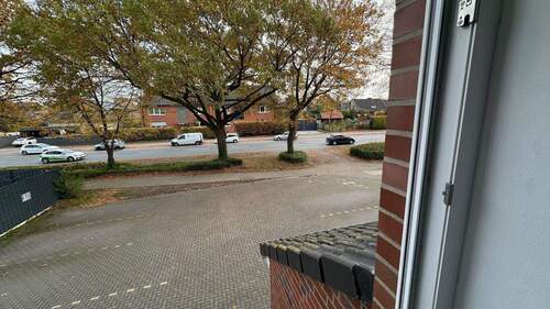 Blick aus Küche auf Parkfläche - 