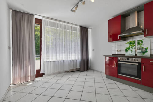 Küche mit Blick zum Balkon - 