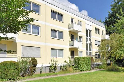 Fassade und Eingang Ostseite - Luxuriöse 3-Zimmer Wohnung ohne Provision München Großhadern vollständige Renovierung wie Erstbezug