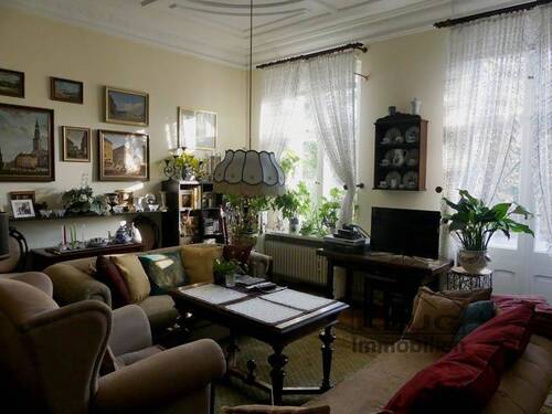 Wohnzimmer mit Balkontür - 4 Zimmer Etagenwohnung zum Kaufen in Berlin