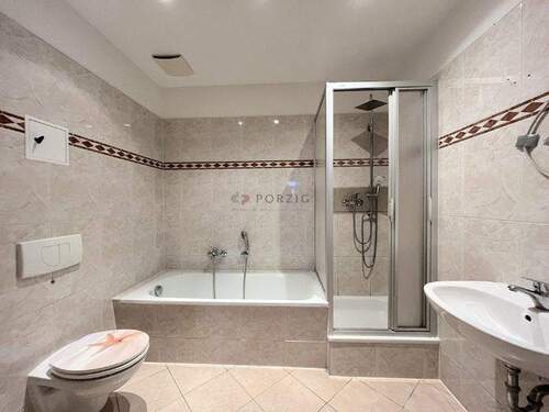 Bad mit Dusche und Wanne - 