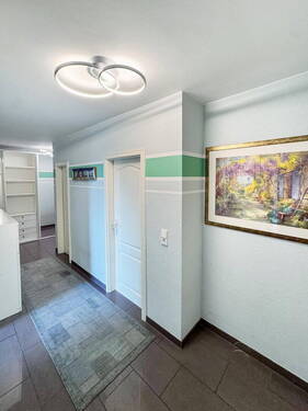 Flur - Top-Lage + Balkon + Stellplatz: Großzügige 3-Zimmer-Wohnung!