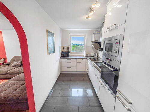Küche mit Durchgang Wohnzimmer - Etagenwohnung mit 91,00 m&sup2; in Offenbach am Main zum Kaufen