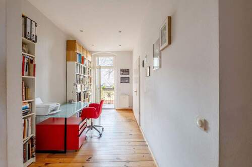 Arbeitsbereich und Blick zum Balkon - 