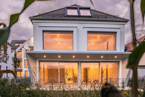 Hausansicht Süd - Einfamilienhaus mit möglicher Einliegerwohnung, Tiefgarage und Traumblick - im Würmtal