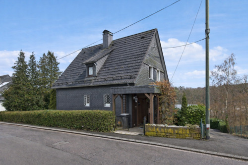 Frontseite - Potenzial in ruhiger Lage - Einfamilienhaus in Gosenbach!