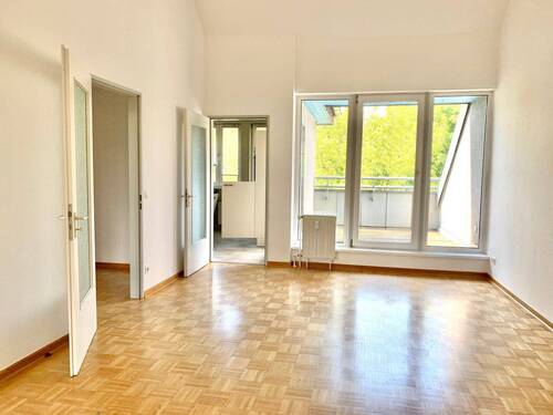 Wohnzimmer - 2 Zimmer Dachgeschoss in güner Wohnlage! max. Mietzeit 4 Jahre