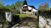 Hausansicht mit Einfahrt - 7 Zimmer Einfamilienhaus in Hamburg