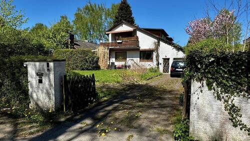 Hausansicht mit Einfahrt - 7 Zimmer Einfamilienhaus in Hamburg