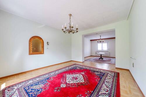 Esszimmer mit Durchreiche zur Küche - 