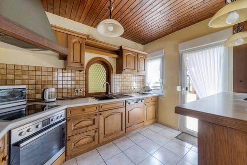 Küche EG mit Ausgang zur Terrasse - 