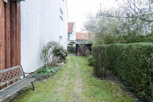 und eigenem Gartenhaus - 