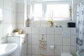 Badezimmer mit Fenster - 