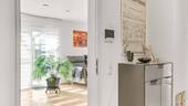 Blick ins Wohnzimmer - Die neue Heimat Ihrer Familie: mit Kaminofen und aktueller Energietechnik