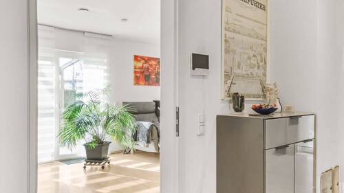 Blick ins Wohnzimmer - Die neue Heimat Ihrer Familie: mit Kaminofen und aktueller Energietechnik